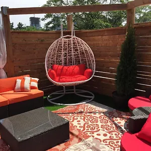 Two Peas Pod Hostel Toronto